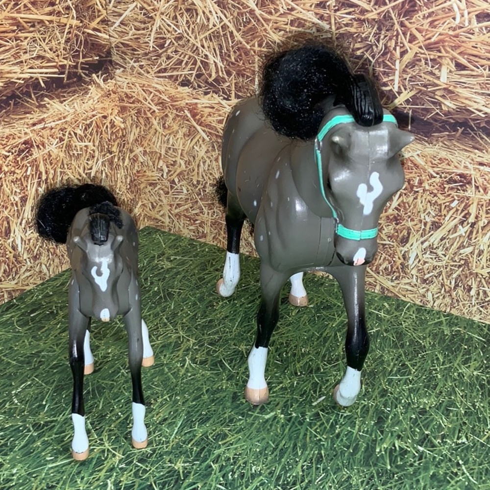 Grand Champions Feed and Nuzzle Toy Horse Mare, Foal Set and Accessories - Picture 5 of 12
